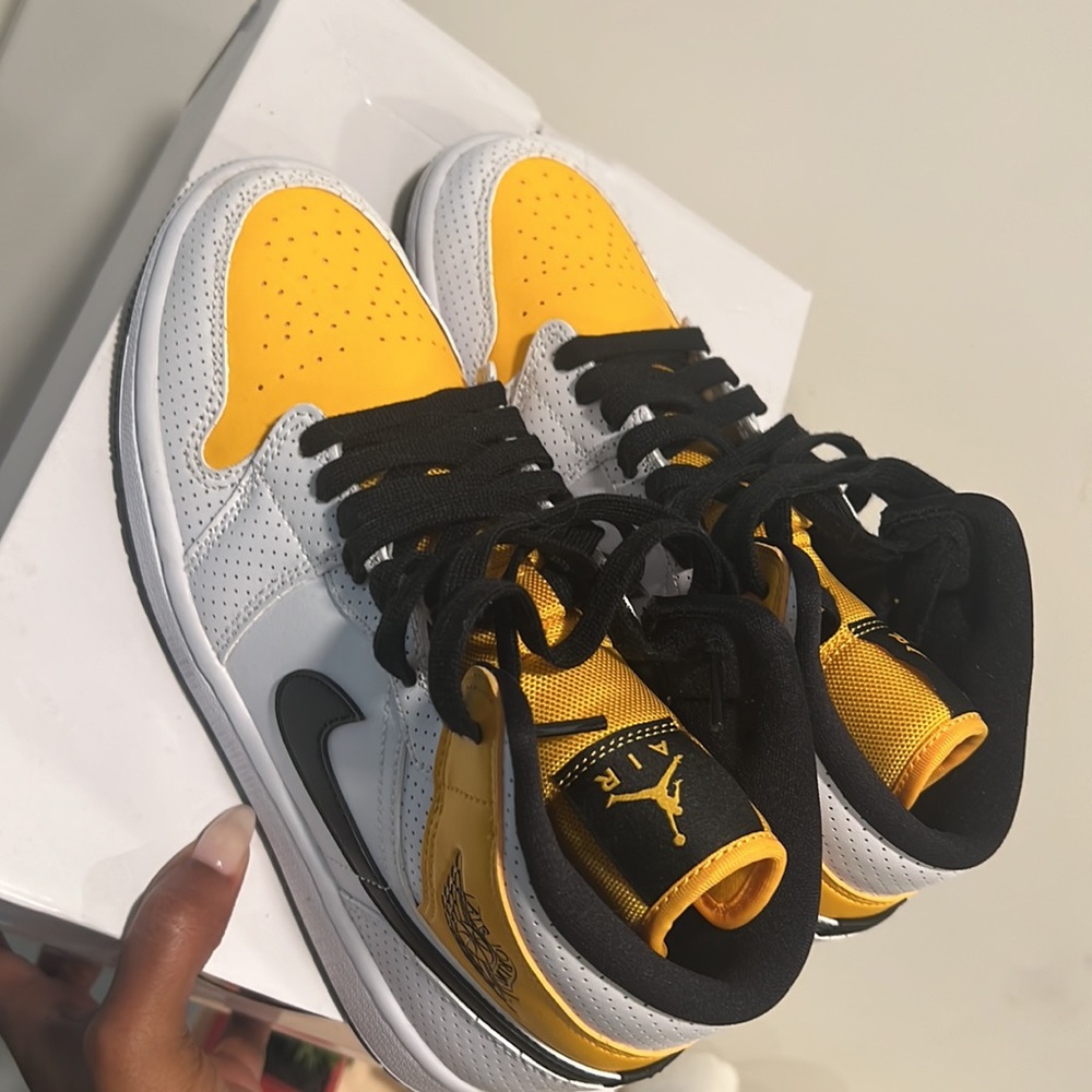 Nike air Jordan 1 mud yellow and black (never worn outside)